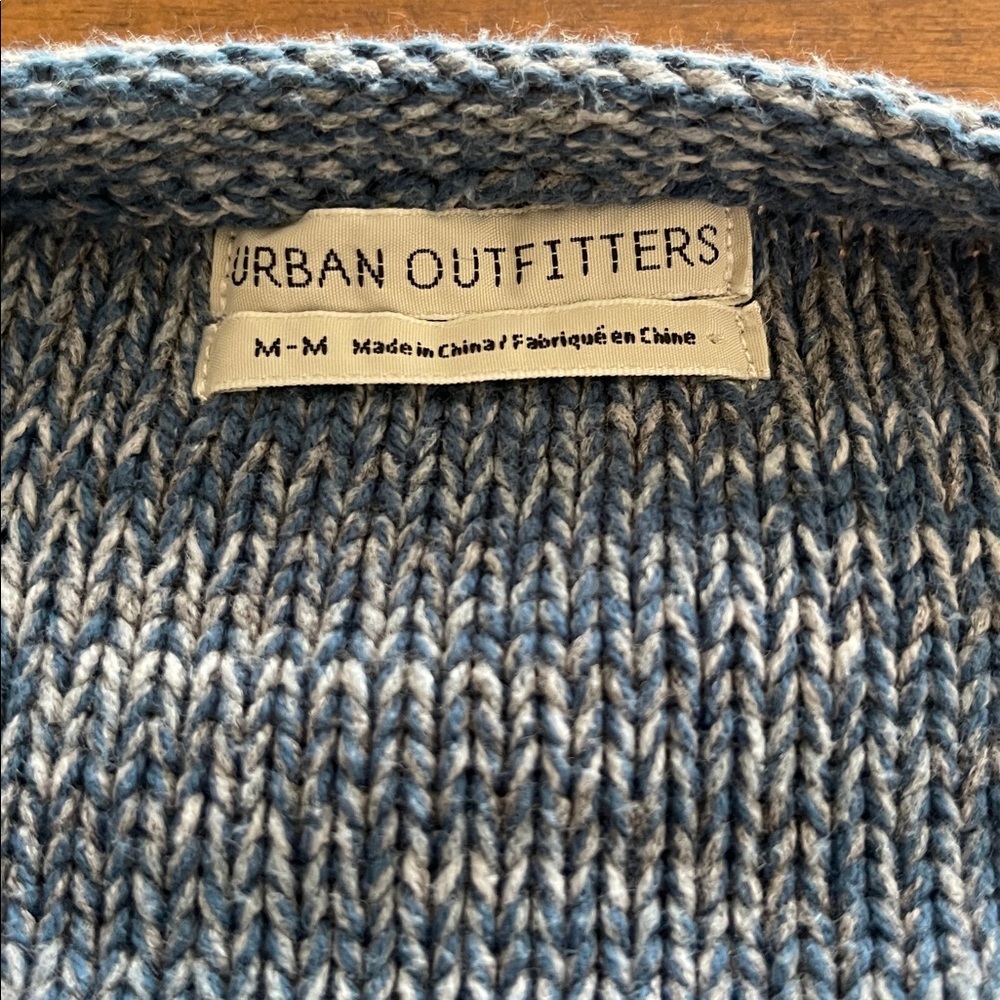 Urban Outfitters  sleeveless Cropped Knit Sweater Vest Blue Boxy Fit size Medium - Picture 13 of 16